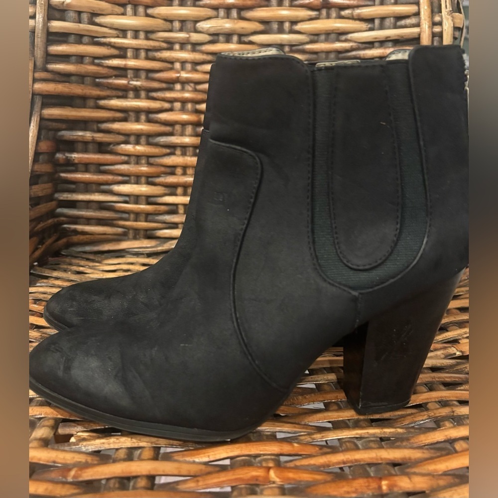 Adrienne Vittadini Baro black leather booties Chunky heel 
Back zipper in size 8